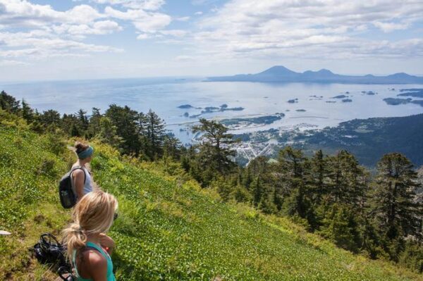 Women hiking the Mt. Verstovia trail.